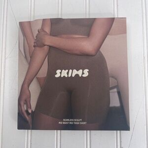 NWT SKIMS Seamless Sculpt Mid Thigh Short BO-SHO-3363 Mica Tan Sz XS Strong